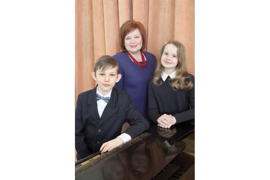 В проекте «Реальные люди» -  преподаватель  музыки по классу фортепиано Инна Смоленкова 