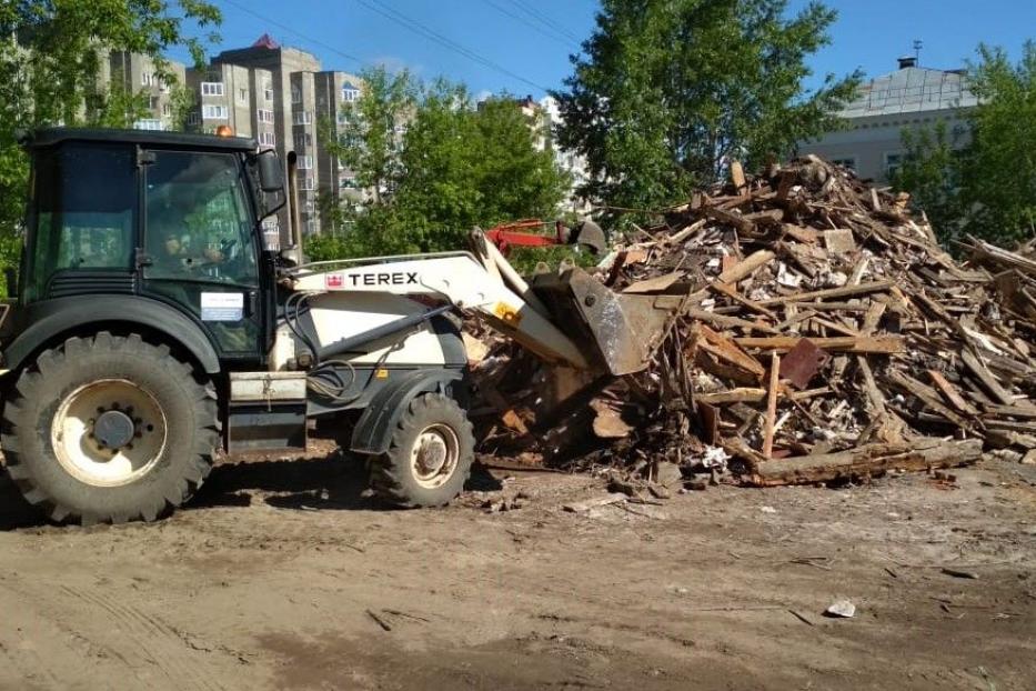 По итогам "Прямой линии" Ирека Ялалова убран строительный мусор на улице Адмирала Макарова 