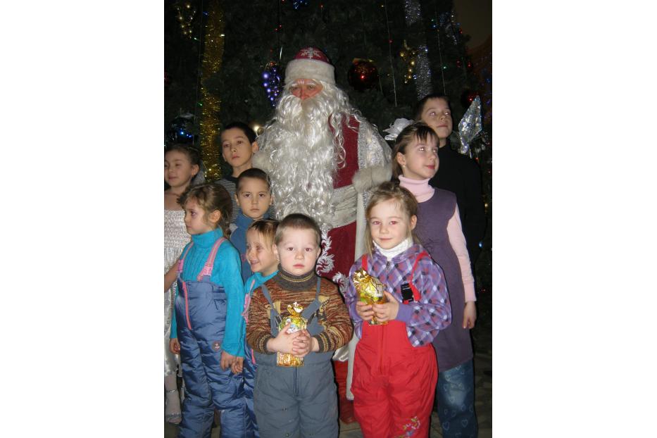 Дед Мороз и Снегурочка свозили 30 детей в Башкирский государственный театр кукол