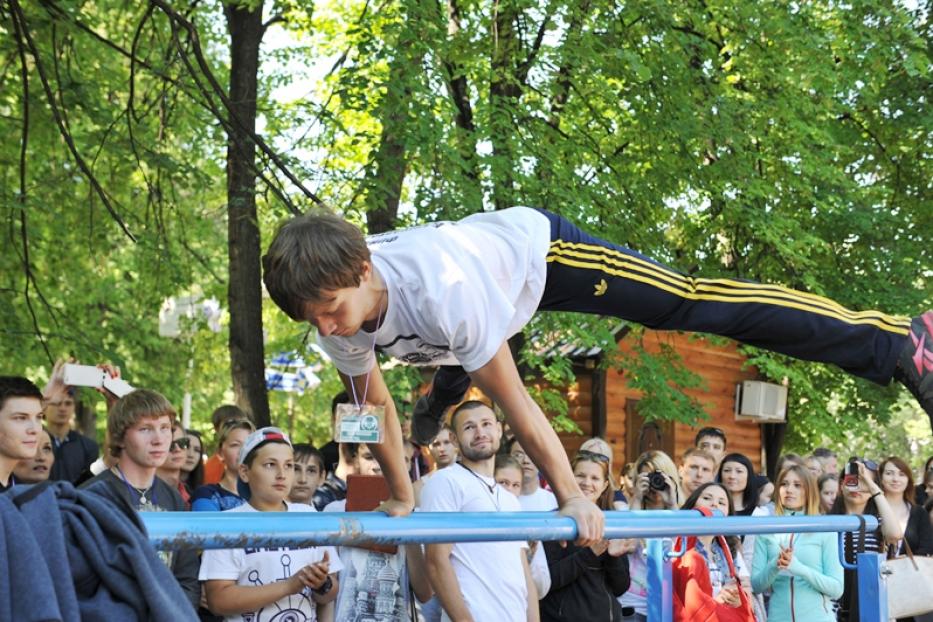 «Походка бога» на турнике