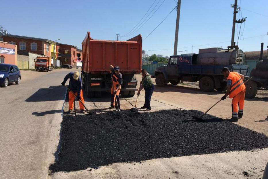В Уфе продолжается ямочный ремонт дорог