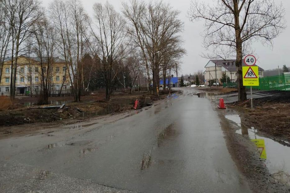 В поселке Максимовка ведется ликвидация подтопления территорий талыми водами