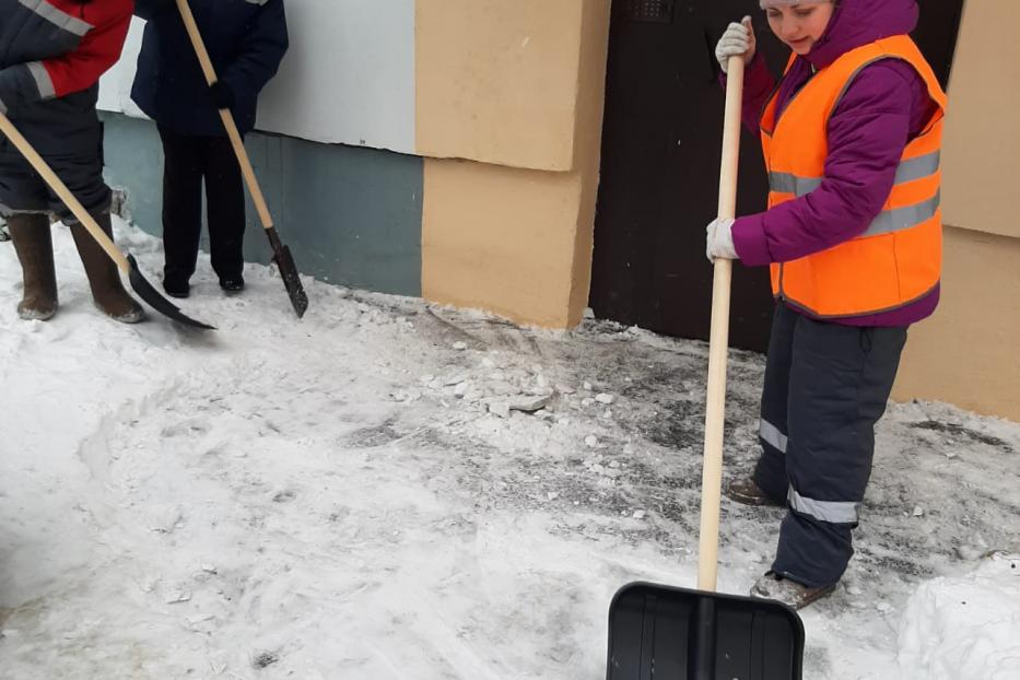 В Калининском районе продолжается комплексная уборка дворов от снега