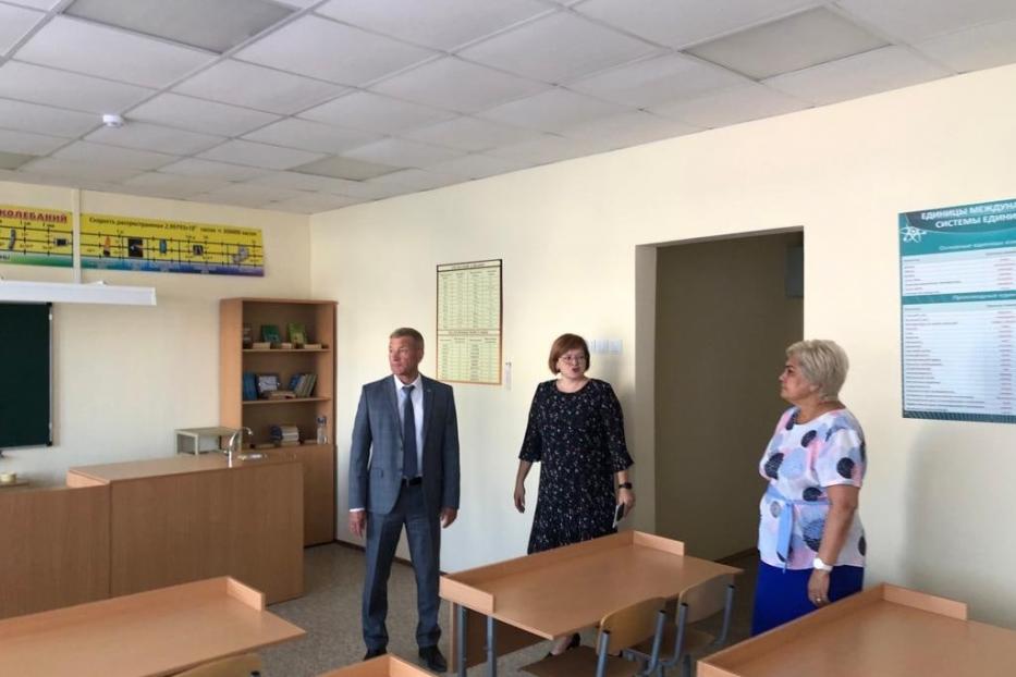 Глава администрации Калининского района Михаил Замурагин проверил готовность школ 