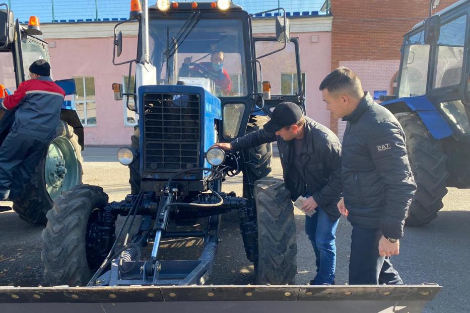 В Калининском районе состоялся смотр техники УЖХ 