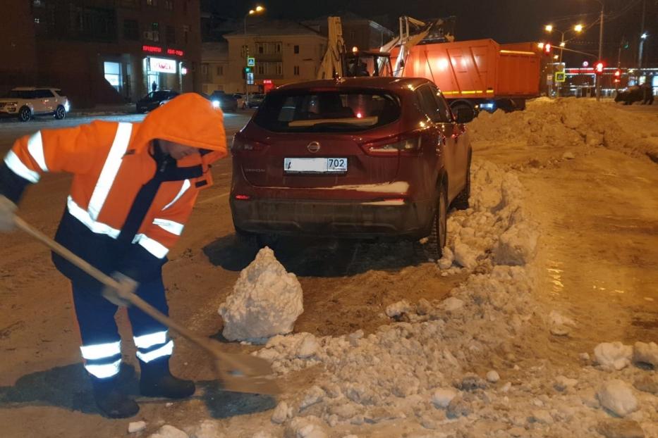 Городские службы просят автомобилистов не парковаться ночью вдоль обочин дорог