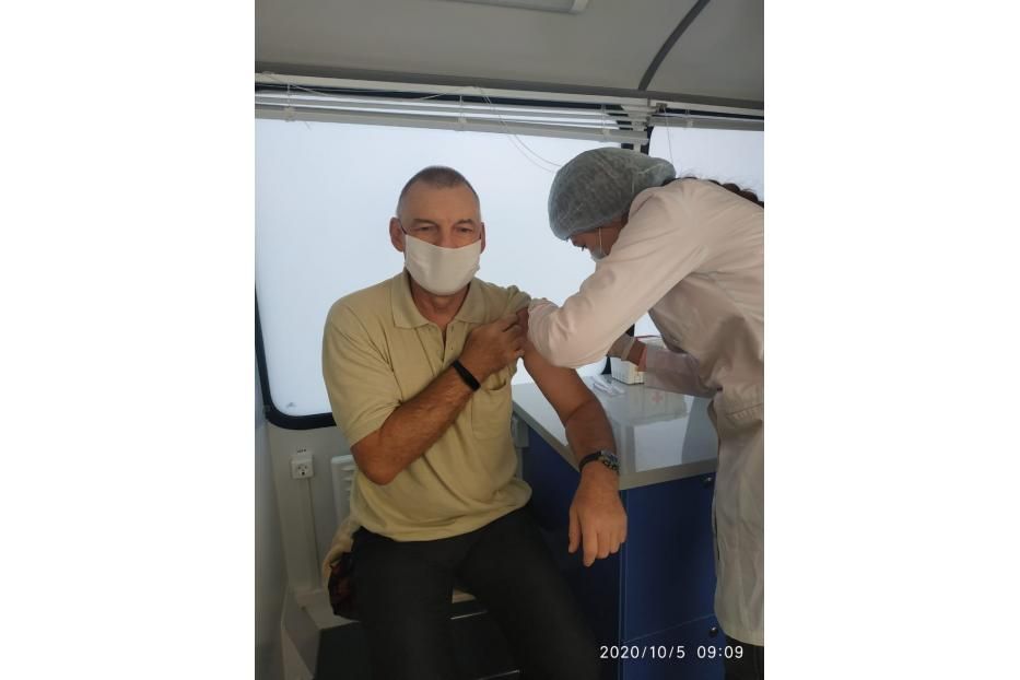 В Октябрьском районе начал работу мобильный пункт вакцинации против гриппа