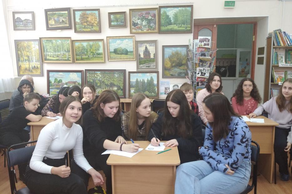 Для школьников Калининского района провели квиз «Писатель в цвете»