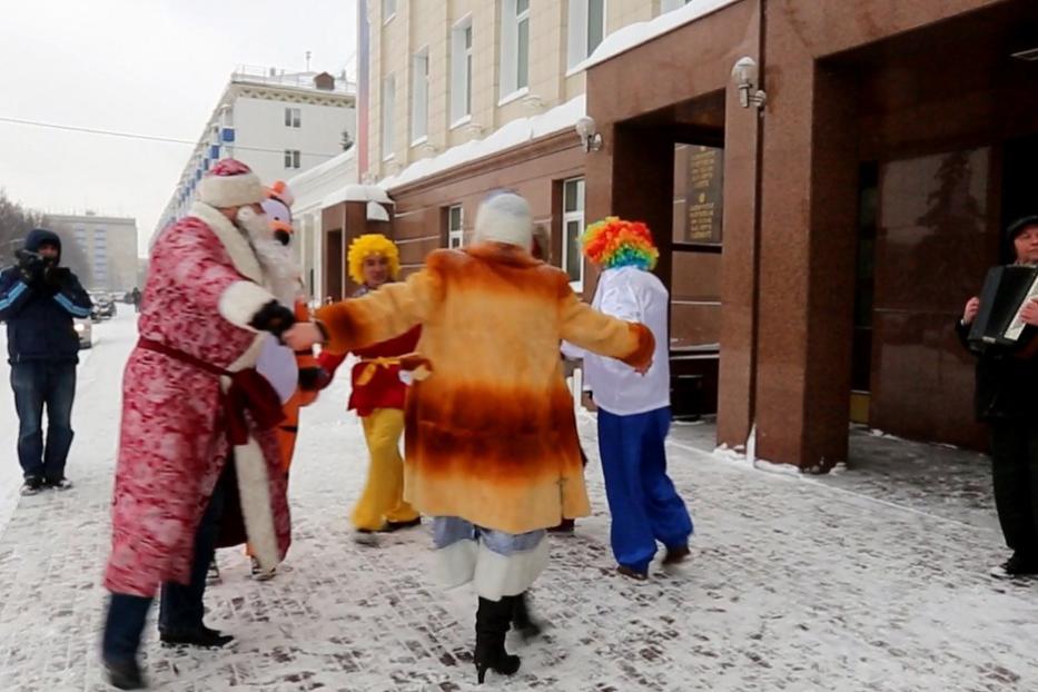 Ряженые устроили балаган перед зданием муниципалитета