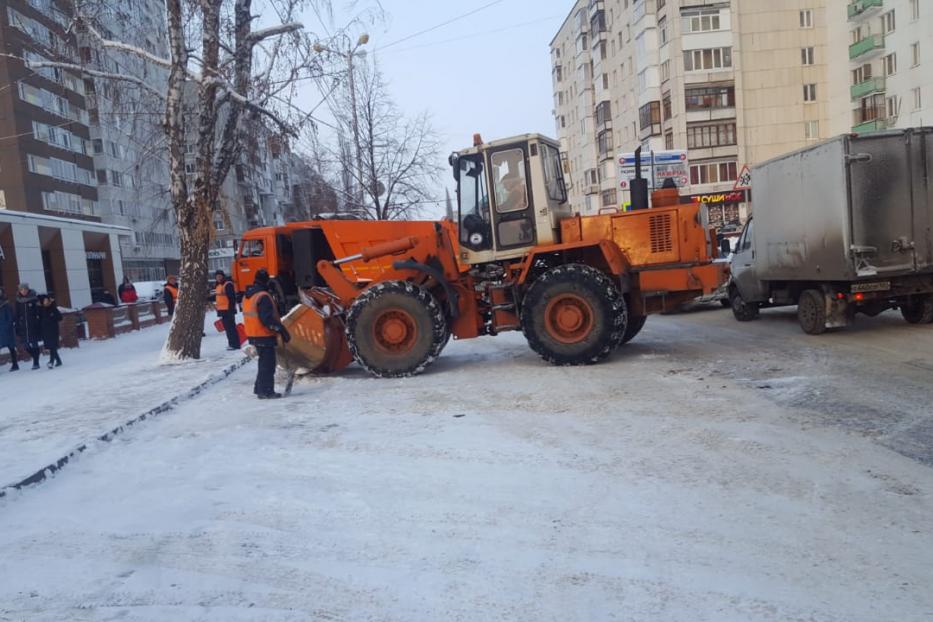 Коммунальные службы продолжают уборку снега в Демском районе