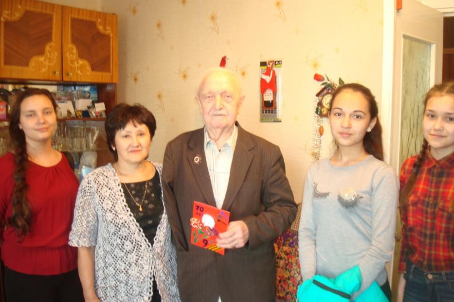 Волонтеры Октябрьского района поздравили ветеранов на дому