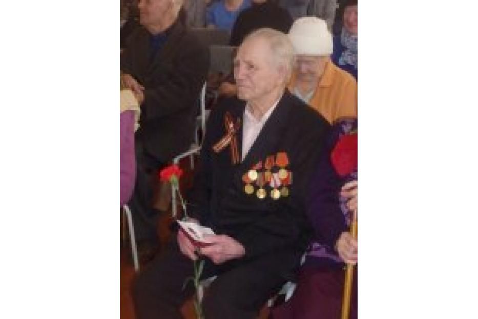 В Калининском районе проходят церемонии вручения памятных медалей ветеранам 