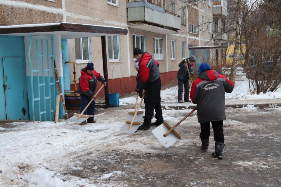 Жилищно-коммунальные службы района трудятся на очистке снега