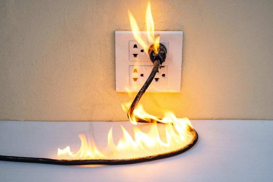 Неисправное электрооборудование часто является причиной пожаров!