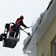 На очистке крыш жилых домов от снега ежедневно трудятся до 70 бригад кровельщиков