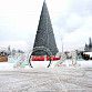 На площади Салавата Юлаева продолжается возведение ледового городка