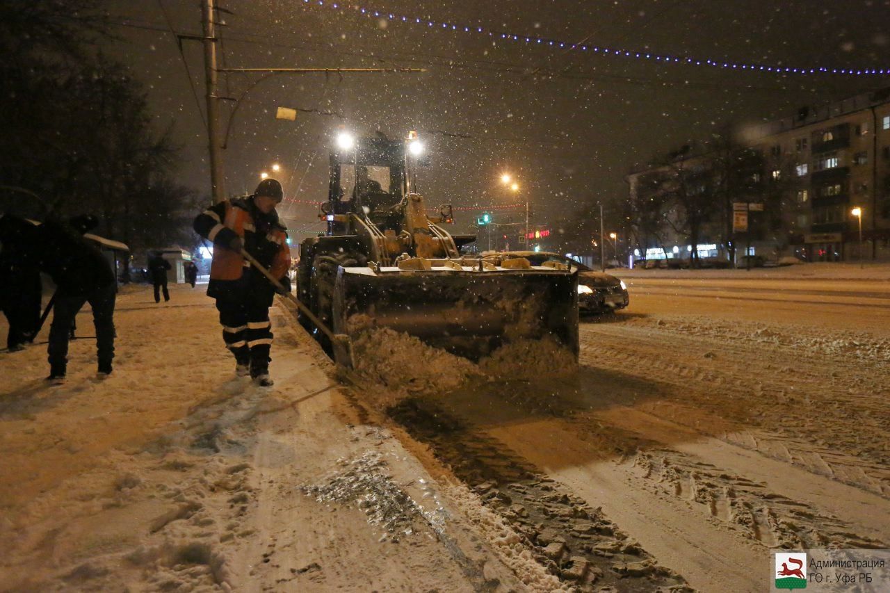 Городские службы Уфы продолжают работу по очистке улиц и дворов от снега
