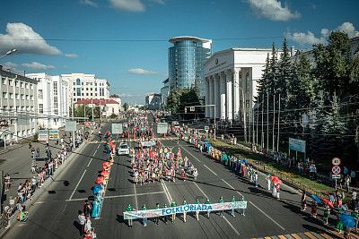 4 июля в столице республики состоялось одно из самых зрелищных мероприятий – масштабный костюмированный парад участников VI Всемирной фольклориады CIOFF